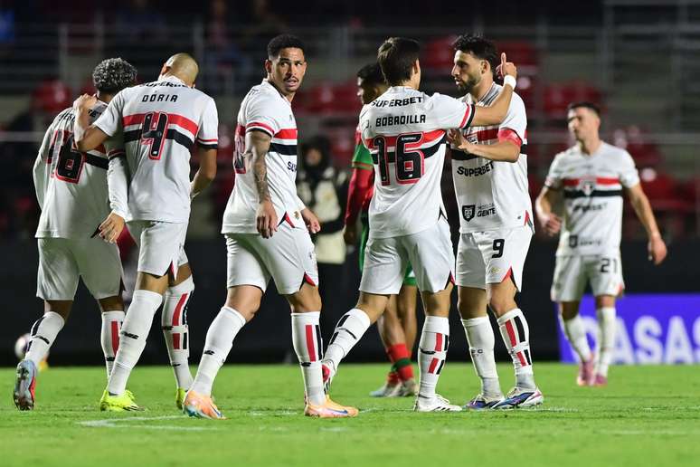 Jogadores do S&atilde;o Paulo comemoram gol contra a Portuguesa