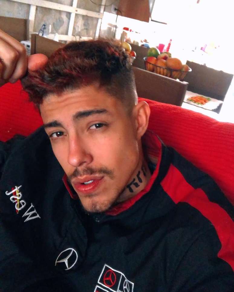 Latino se reconcilia com filho ap&oacute;s reabilita&ccedil;&atilde;o por depend&ecirc;ncia qu&iacute;mica e detalha rela&ccedil;&atilde;o