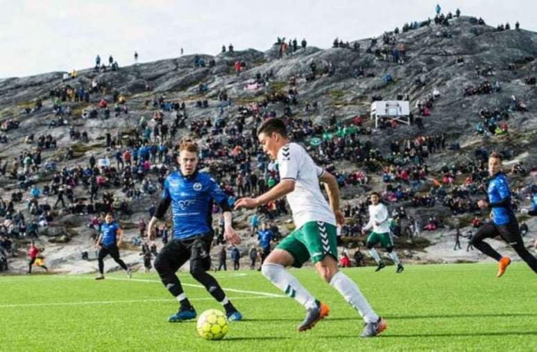 Divulga&ccedil;&atilde;o/KAK - Legenda: Futebol na Groenl&acirc;ndia &eacute; disputado apenas nos dias mais quentes do ver&atilde;o, entre julho e agosto