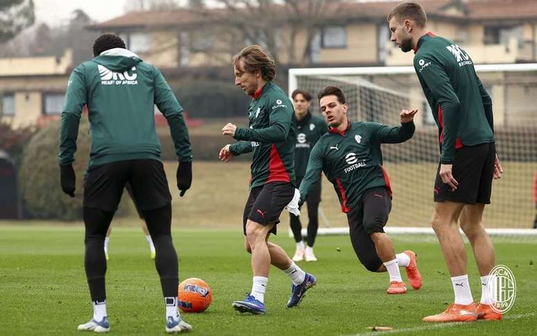 Luka Modric prestes a sofrer carrinho de Jashari no treino do Milan &ndash;