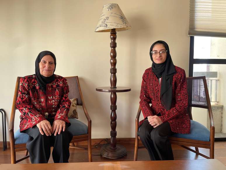 Nawal Abujayyab e a filha Lozan, rec&eacute;m-chegadas de Gaza, no apartamento onde a fam&iacute;lia vive em S&atilde;o Paulo