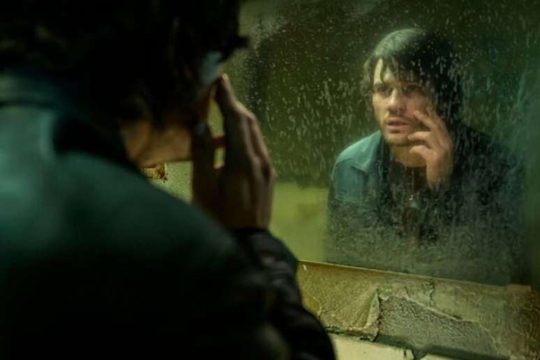 Jeremy Irvine tenta, mas n&atilde;o consegue salvar &lsquo;Terror em Silent Hill: Regresso para o Inferno&rsquo;