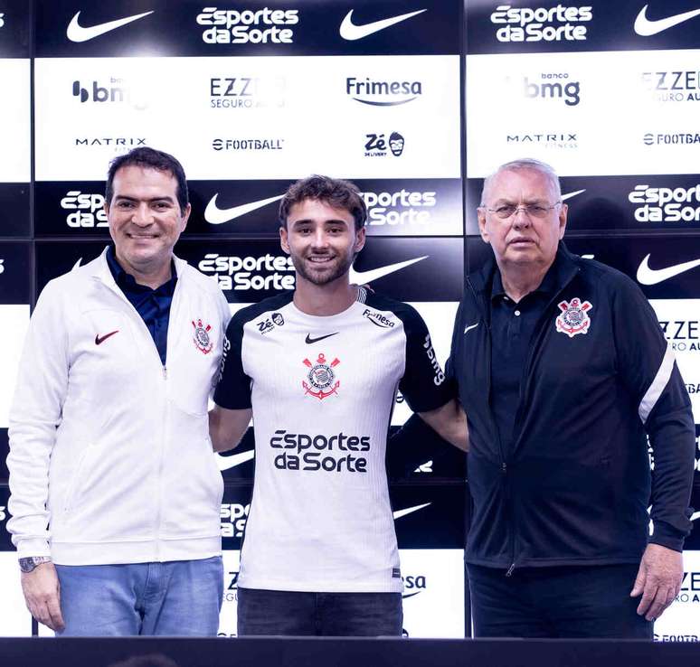 Pedro Milans durante sua apresenta&ccedil;&atilde;o. Ele esteve ao lado do presidente Osmar Stabile e do executivo de futebol Marcelo Paz &ndash;