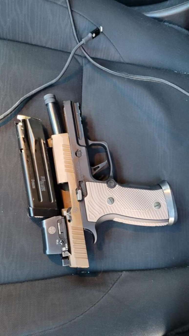 O Departamento de Seguran&ccedil;a Nacional dos Estados Unidos divulgou uma foto do que afirma ser a arma que o homem morto a tiros em Minneapolis portava