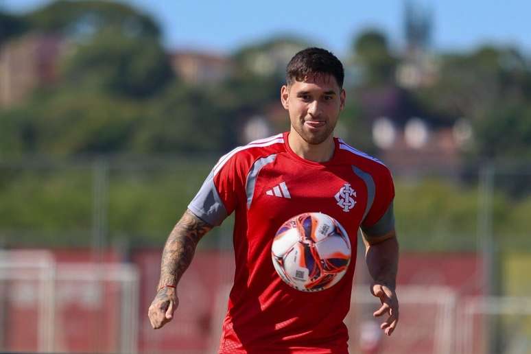 Rodrigo Villagra pode ganhar uma vaga como titular no Inter &ndash;