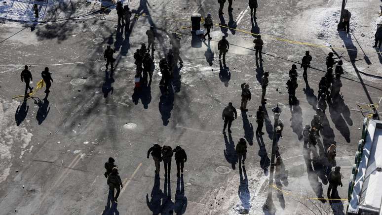 Agentes federais no local de um tiroteio envolvendo agentes federais de imigra&ccedil;&atilde;o em Minneapolis, Minnesota, EUA, em 24 de janeiro de 2026.
