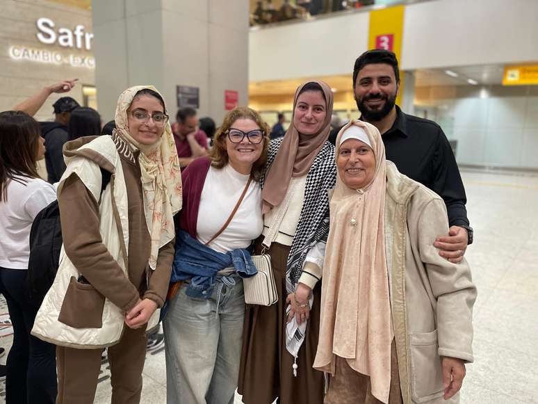A fam&iacute;lia no aeroporto de Guarulhos ap&oacute;s a chegada de Lozan (primeira &agrave; esq,) e Nawal (primeira &agrave; dir., &agrave; frente)