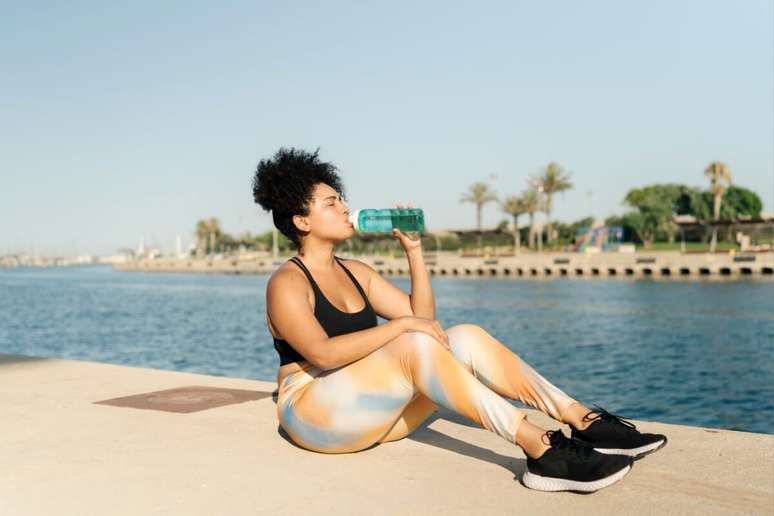 Para quem treina no calor, &eacute; importante manter a hidrata&ccedil;&atilde;o ao longo de toda a atividade 