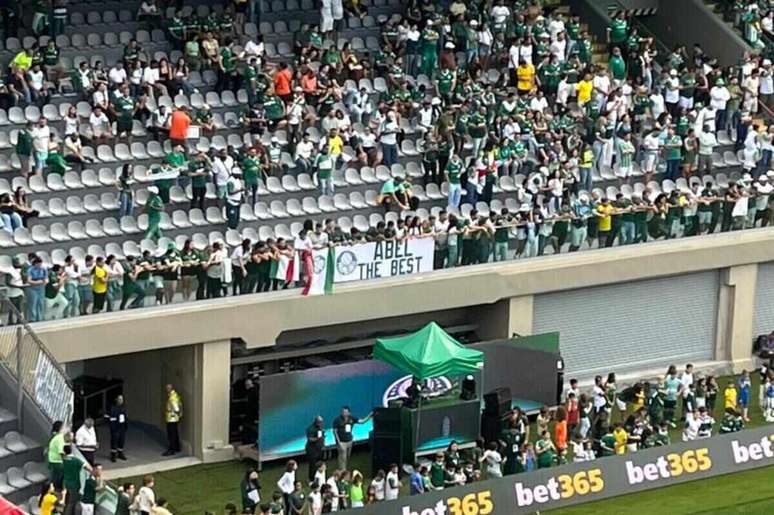 Faixa de parte da torcida do Palmeiras em apoio ao t&eacute;cnico Abel Ferreira na Arena Barueri &ndash;