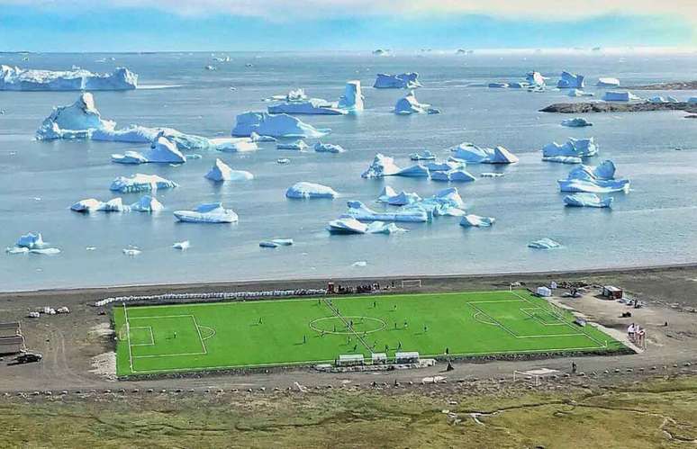 Geleiras fazem companhia ao acanhado est&aacute;dio em Qeqertarsuaq, na regi&atilde;o noroeste da ilha &ndash;
