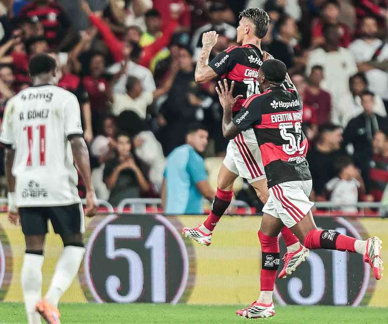 Flamengo simplesmente n&atilde;o tomou conhecimento do Vasco no Maraca &ndash;