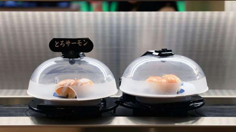 A popularidade dos restaurantes populares de sushi ajudou a mudar a forma em que os japoneses consomem salm&atilde;o cru