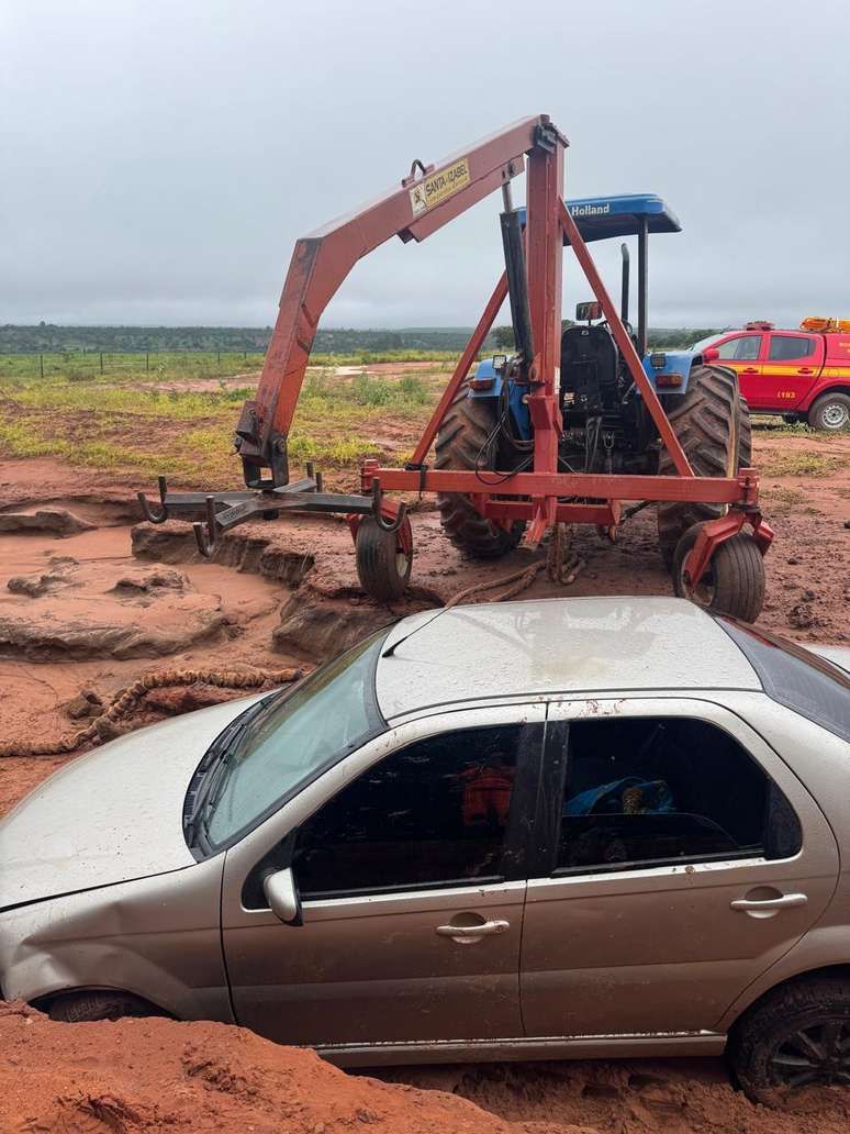 O Corpo de Bombeiros foi acionado por volta de 8h30, depois que pessoas que passavam pela estrada avistaram o ve&iacute;culo e perceberam a situa&ccedil;&atilde;o da v&iacute;tima
