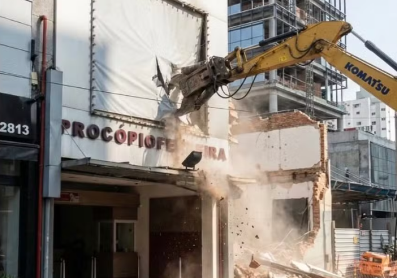 'சாய் டி பைக்ஸோ': 'கலாச்சாரத்தின் கல்லறை'யின் மேடையான Procópio Ferreira திரையரங்கம் இடிக்கப்பட்டதற்கு பிரபலங்கள் இரங்கல் தெரிவிக்கின்றனர்.