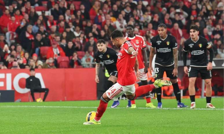 Pavlidis anota de p&ecirc;nalti o seu segundo gol no triunfo benfiquista deste domingo (25), no Est&aacute;dio da Luz &ndash;