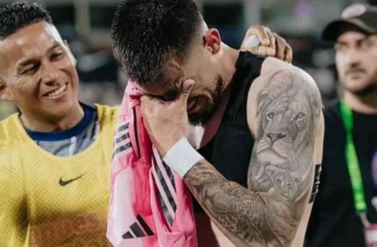 Divulga&ccedil;&atilde;o/Alianza Lima - Legenda: Cantero chorou de emo&ccedil;&atilde;o ao receber camisa do &iacute;dolo Lionel Messi