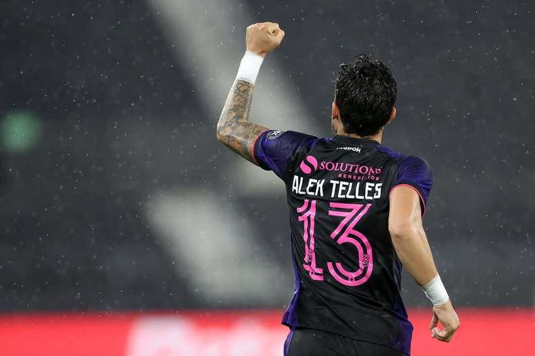 Alex Telles comemora gol sobre o Bangu, o que definiu o triunfo por 2 a 0 no Nilton Santos &ndash;