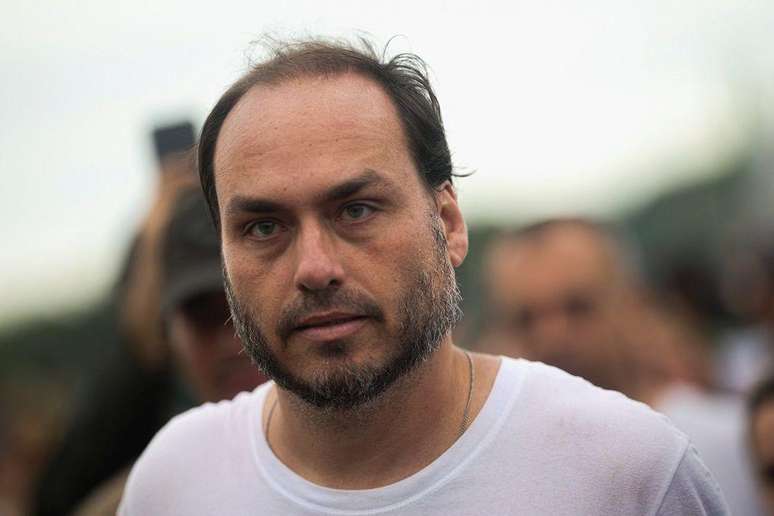 Filho do ex-presidente, Carlos Bolsonaro participou do ato em Bras&iacute;lia