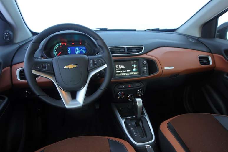 Onix Activ tinha um tom marrom predominante no painel, bancos e laterais de porta