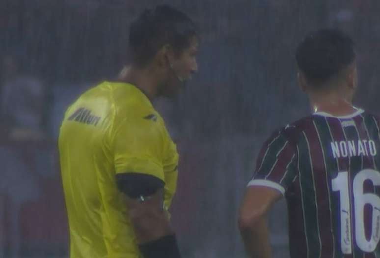 P&eacute; d&rsquo;&aacute;gua deixa o gramado do Maracan&atilde; impatic&aacute;vel. Bola rolando s&oacute; depois da tempestade dar um tempo.