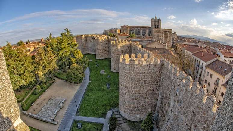 &Aacute;vila &ndash; depositphotos.com / izanbar