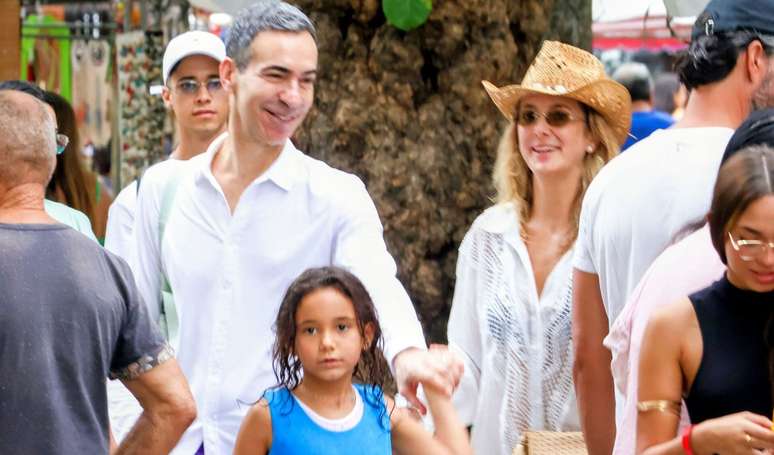 César Tralli, Ticiane Pinheiro మరియు దంపతుల కుమార్తె, Manuela, ఆదివారం (25) రియో ​​డి జనీరోలో ఆనందించారు.