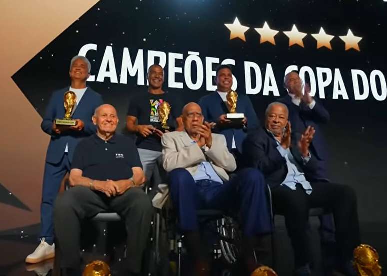 Em p&eacute;, da esquerda para a direita, Bebeto, Cafu e Ronaldo (os dois &uacute;ltmos de 2002). Pepe, Meng&aacute;lvio e Jairzinho (sentados). Homenagem da Fifa a representantes das cinco conquistas masculinas