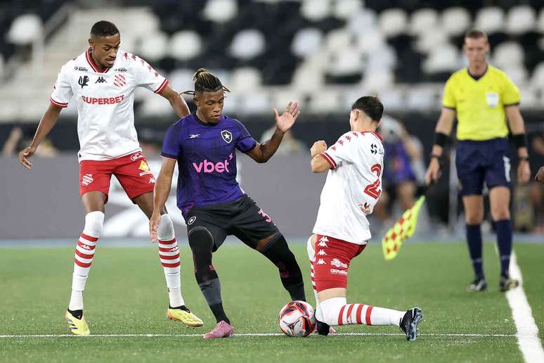 Botafogo terminou o primeiro tempo do jogo contra o Bangu com 79% de posse de bola &ndash;