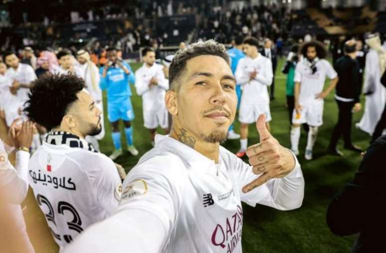 Divulga&ccedil;&atilde;o/Al Sadd - Legenda: Roberto Firmino comemora o titulo do Al Sadd