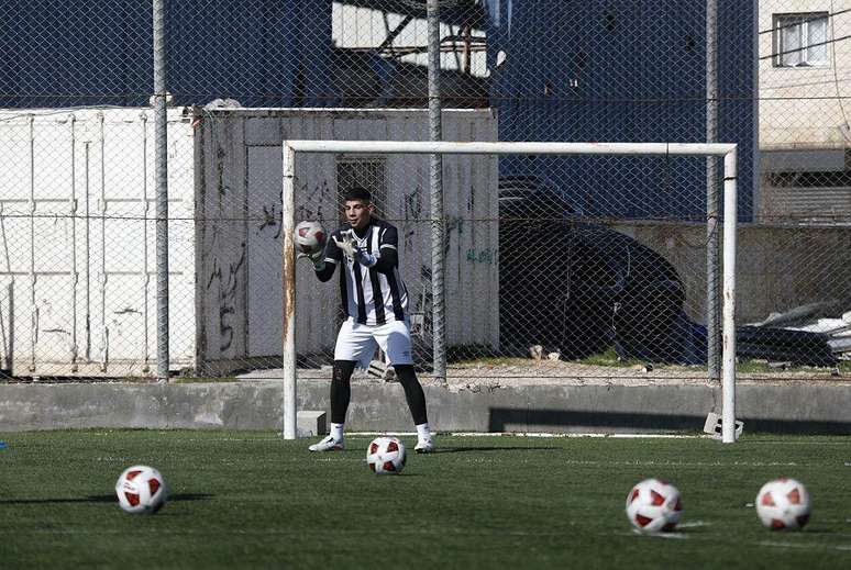 O campo &eacute; local de treino para mais de 200 jovens jogadores