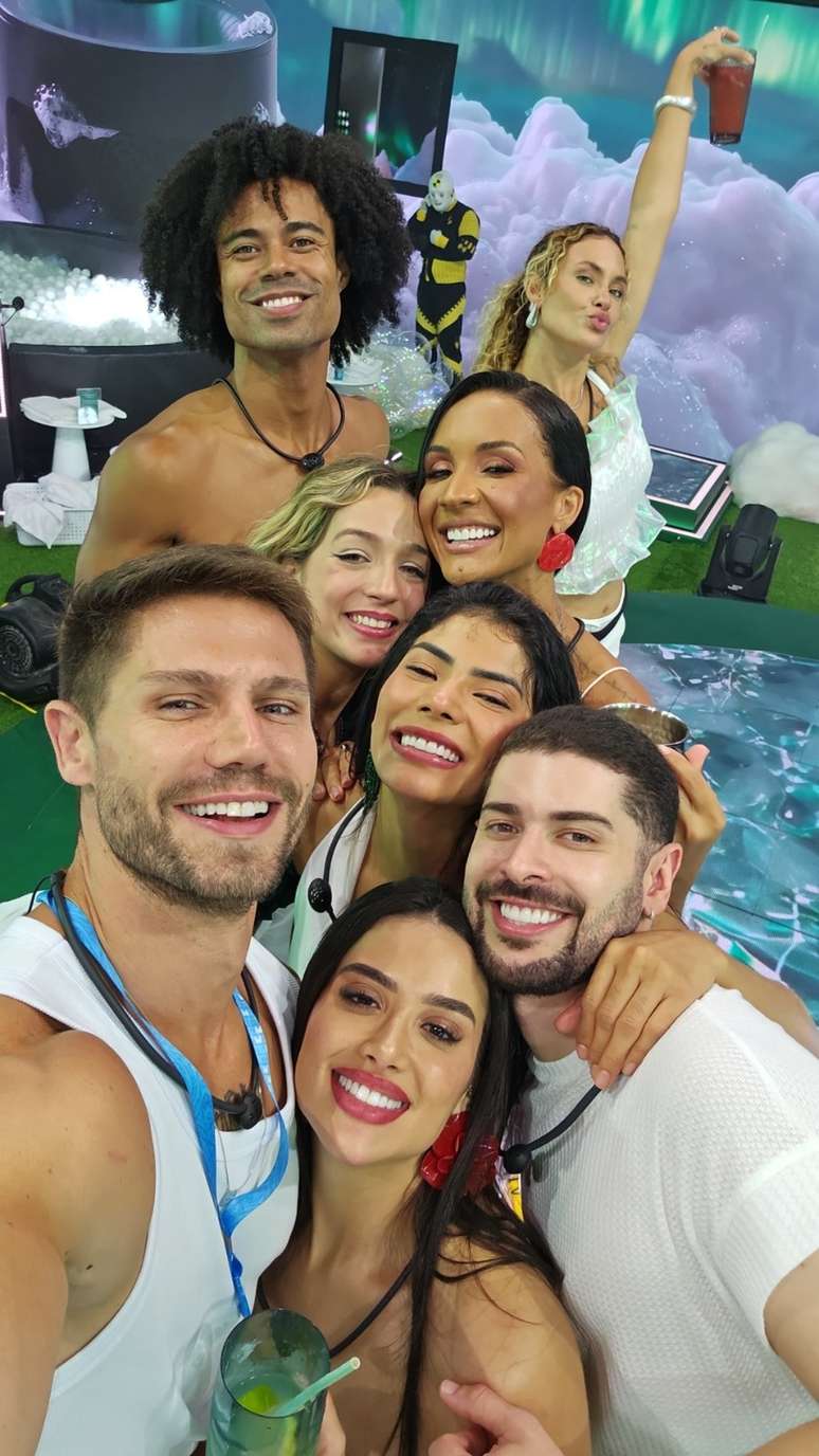 Os brothers se divertiram na festa desta s&aacute;bado, 24