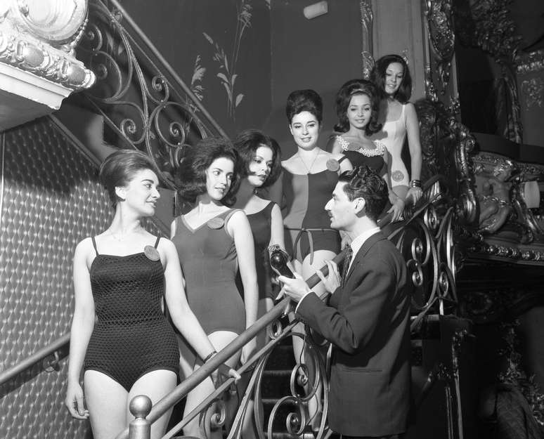 Rep&oacute;rter da BBC entrevista participantes latino-americanas do Miss Mundo de 1963: Miss Bol&iacute;via, Miss Col&ocirc;mbia, Miss Venezuela, Miss Argentina, Miss M&eacute;xico e Miss Brasil