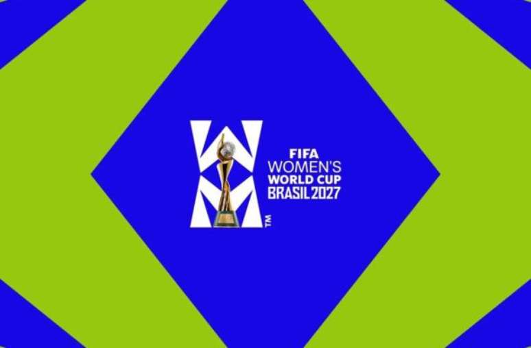 Em p&eacute;, da esquerda para a direita, Bebeto, Cafu e Ronaldo (os dois &uacute;ltmos de 2002). Pepe, Meng&aacute;lvio e Jairzinho (sentados). Homenagem da Fifa a representantes das cinco conquistas masculinas