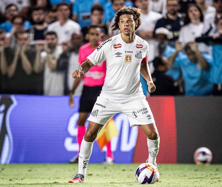 Willian Ar&atilde;o em a&ccedil;&atilde;o pelo Santos: volante deve desfalcar a equipe por pelo menos duas semanas &ndash;