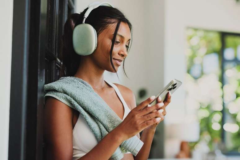 As redes sociais refor&ccedil;am padr&otilde;es est&eacute;ticos irreias e alimentam compara&ccedil;&otilde;es que impactam o bem-estar emocional 