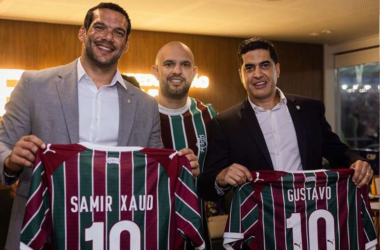 Samir Xaud e Gustavo Dias recebem camisa do Fluminense &ndash;