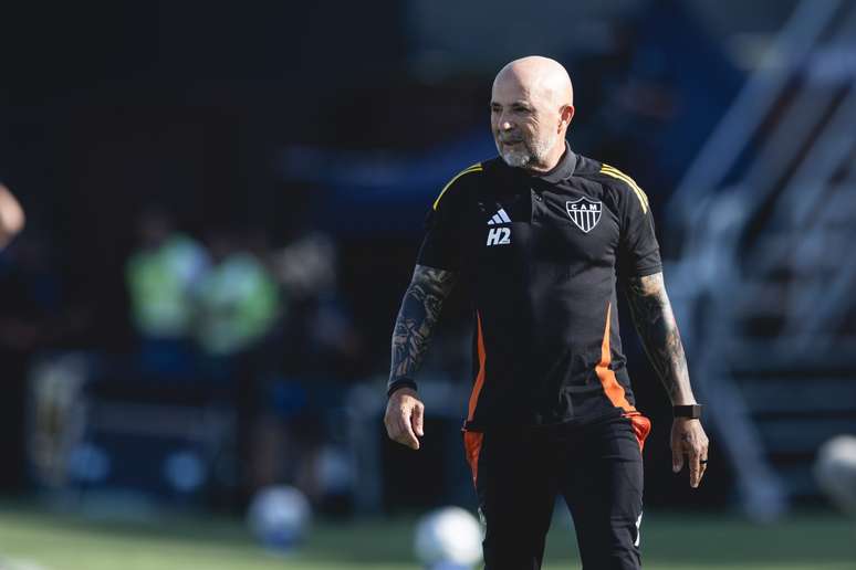 Sampaoli pressiona a diretoria por refor&ccedil;os. 