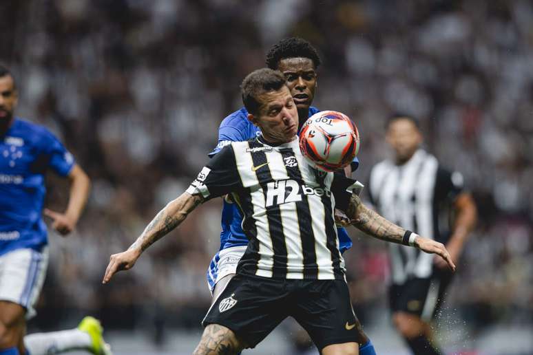 Bernard em a&ccedil;&atilde;o no cl&aacute;ssico contra o Cruzeiro, na Arena MRV &ndash;