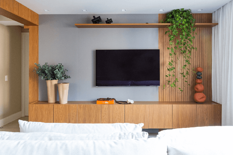 As plantas pendentes exploram a verticalidade e criam cascatas naturais que valorizam o mobili&aacute;rio Projeto: Daniela Funari Arquitetura |