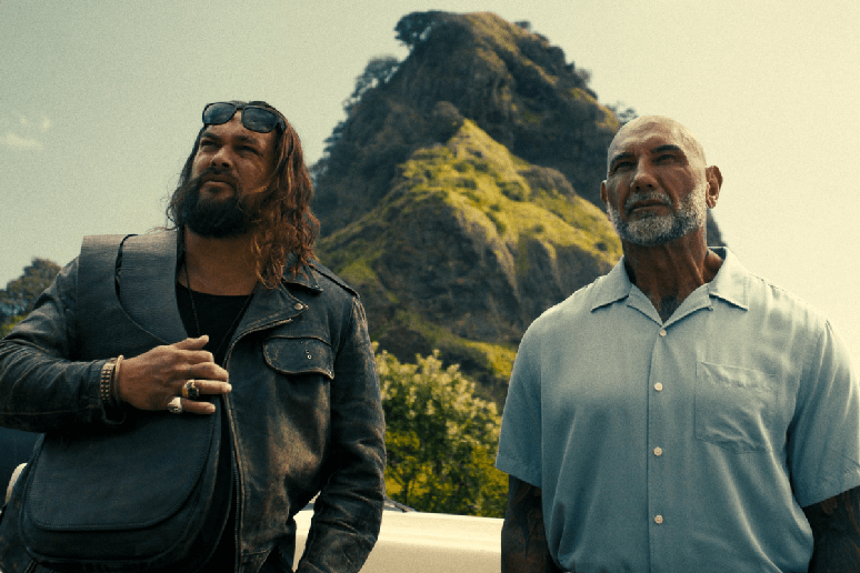 Em &ldquo;Dupla Perigosa&rdquo;, Jason Momoa e Dave Bautista lideram uma com&eacute;dia de a&ccedil;&atilde;o que encontra for&ccedil;a no contraste e na qu&iacute;mica entre seus protagonistas 