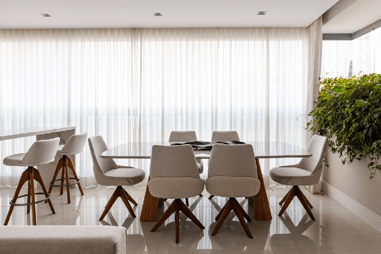 Neste projeto, o canteiro lateral pr&oacute;ximo &agrave; janela aproveita a luz natural e cria uma moldura viva para a sala de jantar Projeto: Daniela Funari Arquitetura |