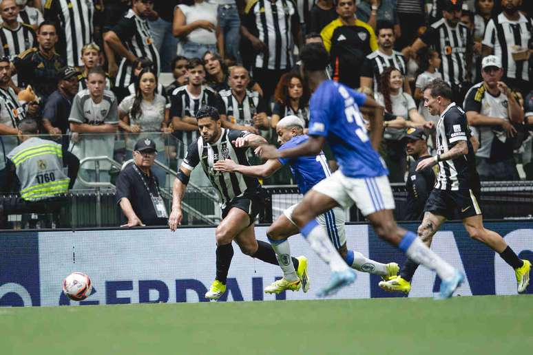 Hulk se esfor&ccedil;a para superar Matheus Pereira no cl&aacute;ssico contra o Cruzeiro &ndash;
