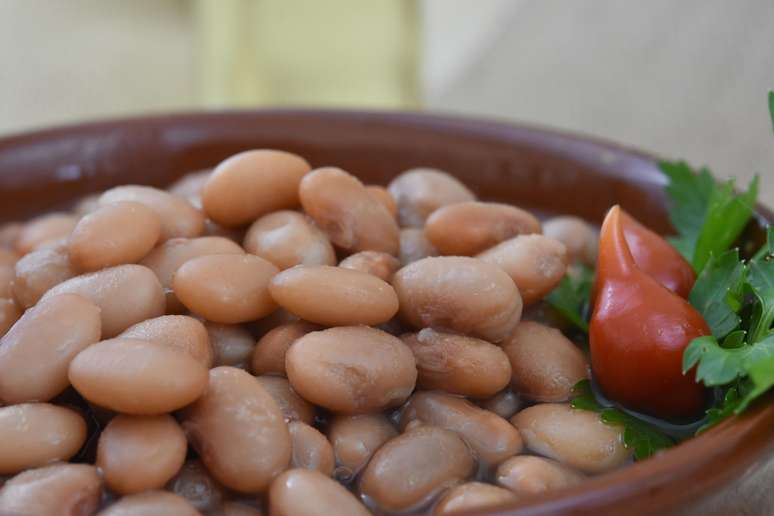 Recipiente com feij&atilde;o