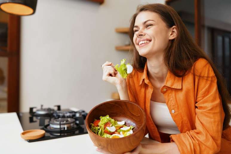 Emagrecer com sa&uacute;de requer uma alimenta&ccedil;&atilde;o equilibrada e baseada em alimentos naturais 