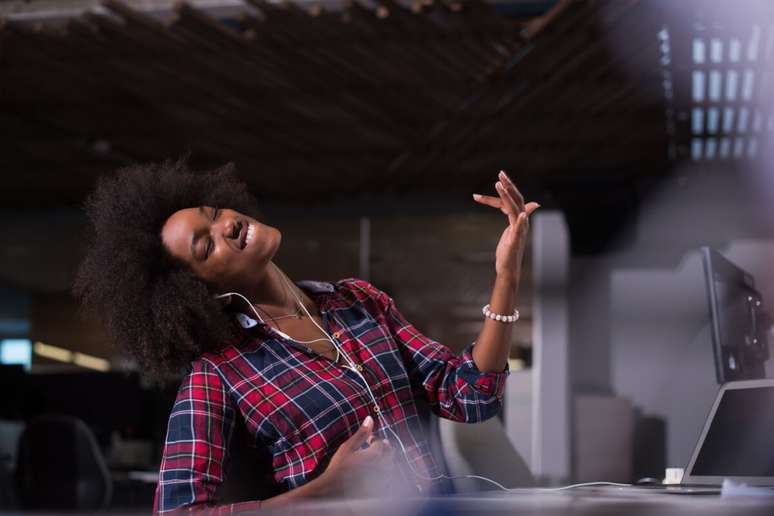 Escolher m&uacute;sicas que despertam boas sensa&ccedil;&otilde;es pode ser um gesto simples de cuidado emocional 