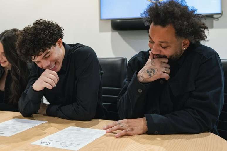 Enzo Alves e Marcelo durante assinatura do contrato do jovem jogador &ndash;