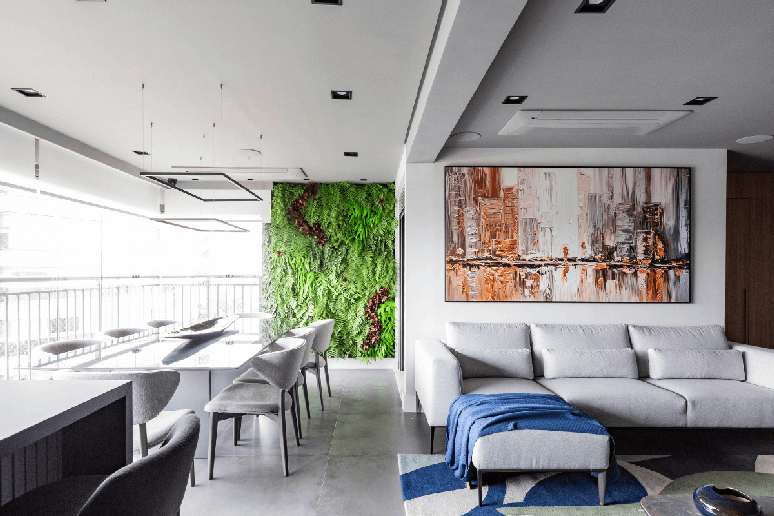 Jardins verticais tornam a vegeta&ccedil;&atilde;o a protagonista do ambiente e garantem frescor &agrave; &aacute;rea social Projeto: Daniela Funari Arquitetura |