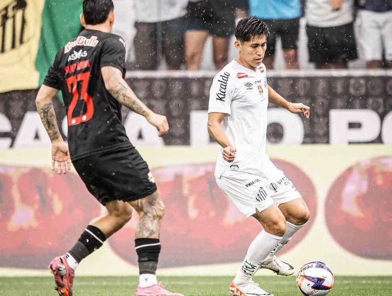 Miguelito aproveita chance e deve ganhar mais espa&ccedil;o no Santos &ndash;