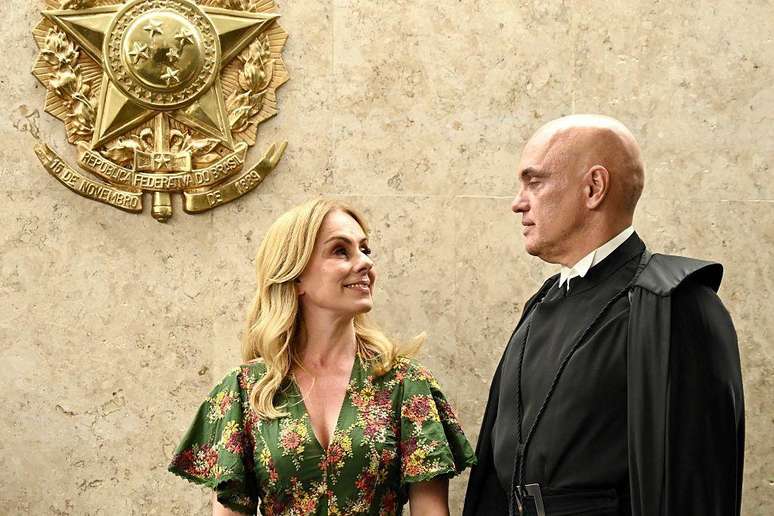 O ministro do Supremo Tribunal Federal (STF) Alexandre de Moraes conversa com sua esposa Viviane Barci de Moraes durante cerim&ocirc;nia em que o juiz Edson Fachin assumiu o cargo de presidente do STF e Moraes o de vice-presidente, em Bras&iacute;lia, em 29 de setembro de 2025