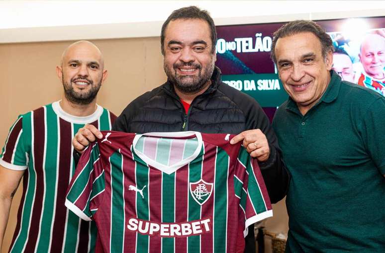 Flamenguista assumido, Claudio Castro posa com camisa do Fluminense &ndash;